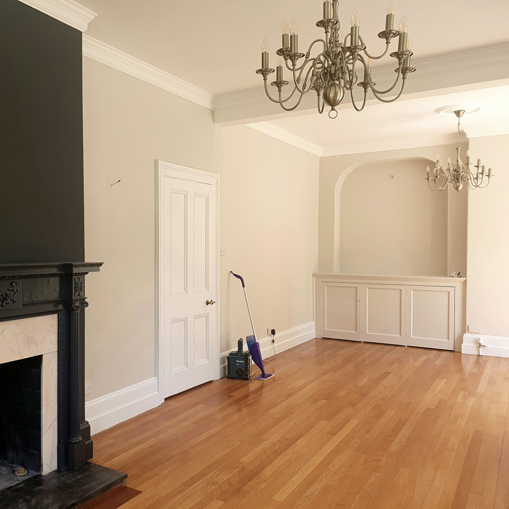 Immagine di un grande soggiorno vittoriano con pavimento in legno massello medio