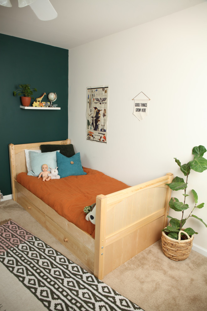 Inspiration för små moderna könsneutrala småbarnsrum kombinerat med sovrum, med gröna väggar
