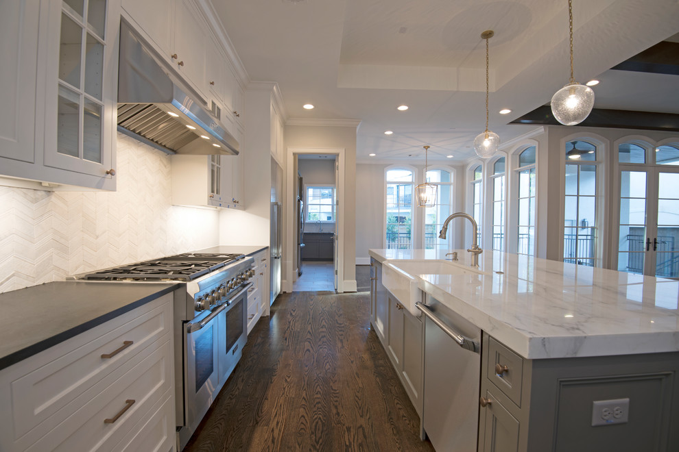 Idéer för att renovera ett vintage linjärt kök med öppen planlösning, med en nedsänkt diskho, skåp i shakerstil, vita skåp, marmorbänkskiva, grått stänkskydd, stänkskydd i mosaik, rostfria vitvaror, mellanmörkt trägolv, en köksö och brunt golv