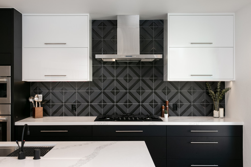 Immagine di una cucina contemporanea di medie dimensioni con ante lisce, ante nere, top in quarzite, paraspruzzi nero, paraspruzzi con piastrelle in ceramica e top bianco