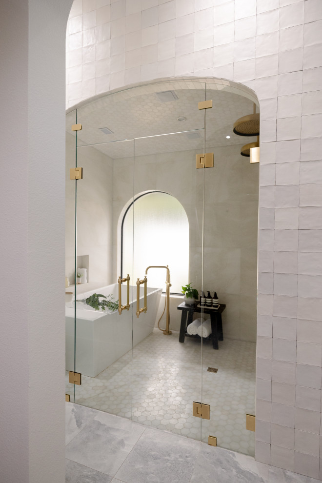 Inspiration för ett stort medelhavsstil vit vitt en-suite badrum, med släta luckor, skåp i mellenmörkt trä, ett fristående badkar, våtrum, vit kakel, keramikplattor, vita väggar, klinkergolv i porslin, bänkskiva i kvarts, grått golv och dusch med gångjärnsdörr