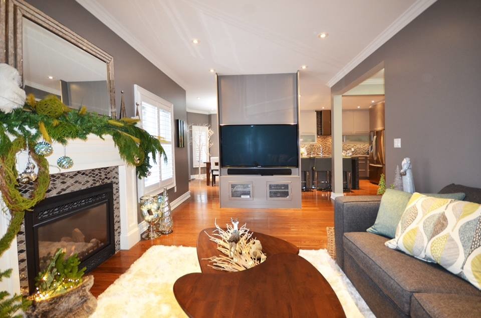 Transitional home design photo in Toronto