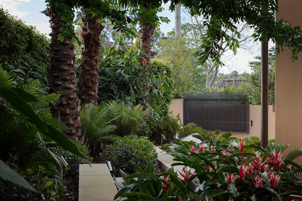 Идея дизайна: летний участок и сад среднего размера на боковом дворе в современном стиле с полуденной тенью