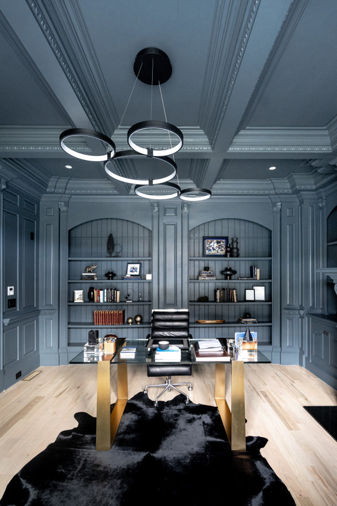 Exempel på ett stort modernt arbetsrum, med grå väggar, ljust trägolv, en standard öppen spis, en spiselkrans i trä, ett fristående skrivbord och beiget golv