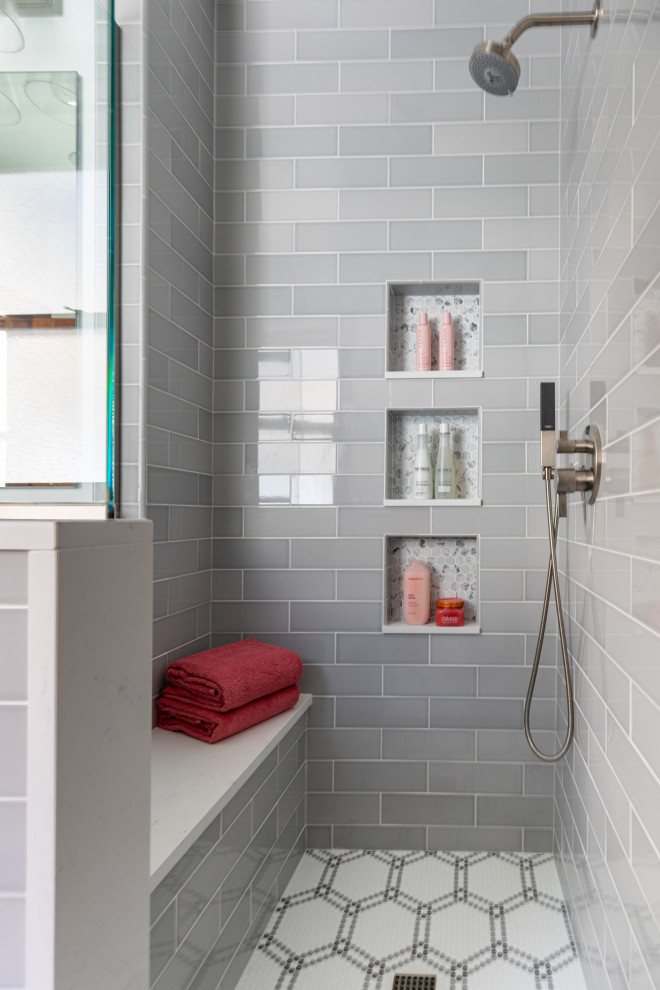 Стильный дизайн: маленькая ванная комната в стиле неоклассика (современная классика) с фасадами в стиле шейкер, серыми фасадами, угловым душем, унитазом-моноблоком, серой плиткой, плиткой кабанчик, белыми стенами, полом из мозаичной плитки, душевой кабиной, врезной раковиной, столешницей из искусственного кварца, белым полом, душем с распашными дверями, белой столешницей, тумбой под одну раковину и встроенной тумбой для на участке и в саду - последний тренд