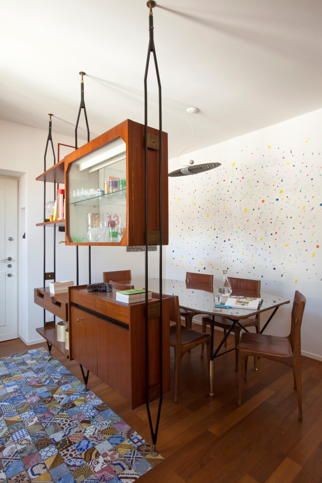 Cette image montre une salle à manger ouverte sur la cuisine vintage avec parquet foncé.