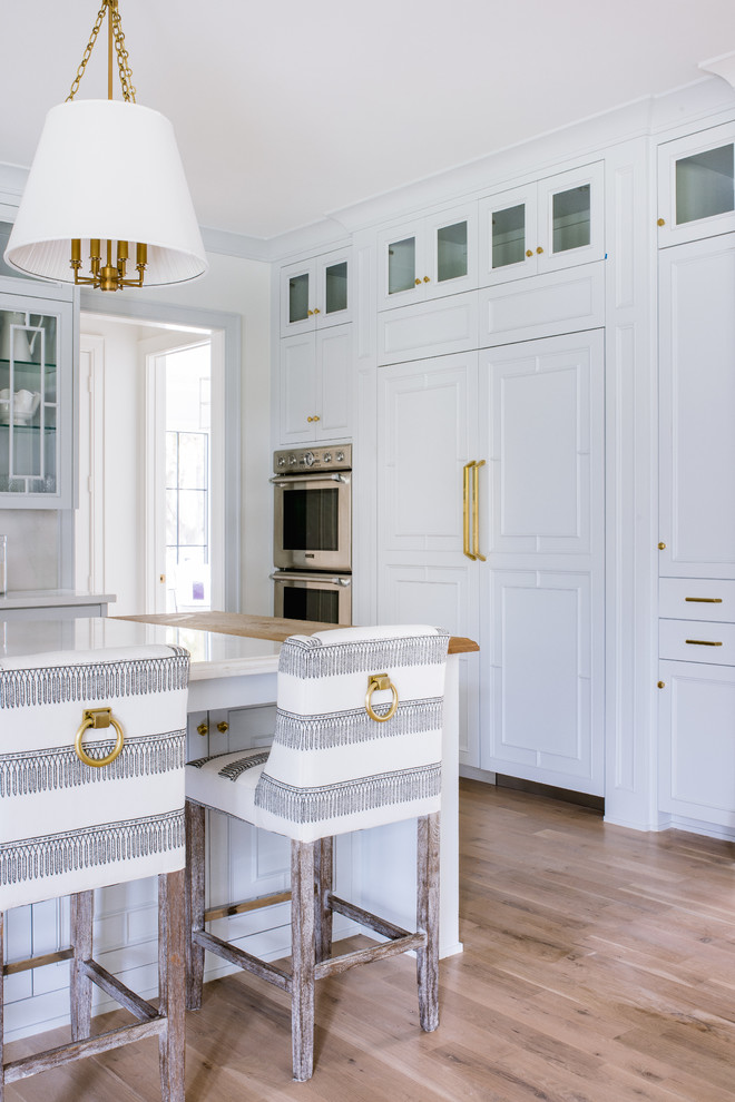 Transitional home design photo in Dallas