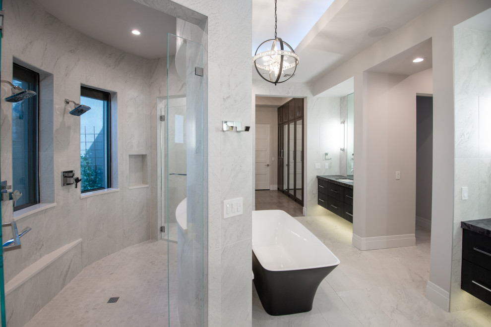 Idéer för ett stort modernt flerfärgad en-suite badrum, med släta luckor, svarta skåp, ett fristående badkar, en öppen dusch, en toalettstol med hel cisternkåpa, vit kakel, skifferkakel, vita väggar, skiffergolv, ett nedsänkt handfat, granitbänkskiva, vitt golv och med dusch som är öppen