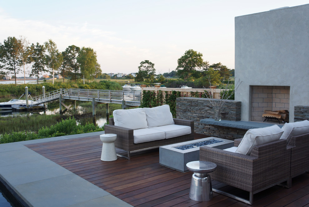 Inspiration for a contemporary deck in New York.