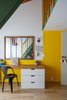 Moderne chambre d'enfant avec placard mural, jaune et la finition de l'orme