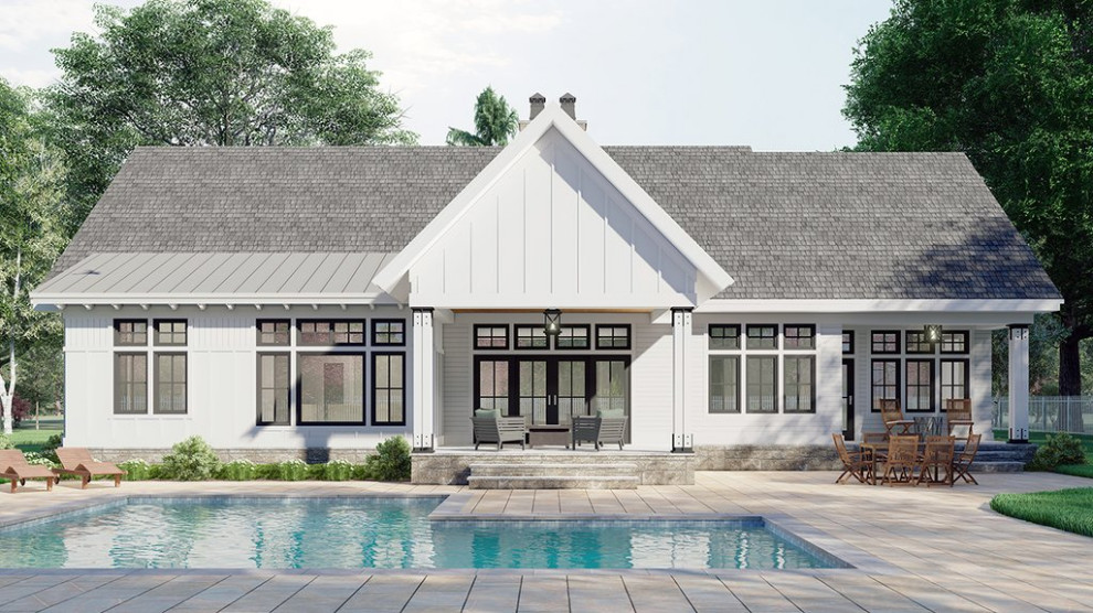 Идея дизайна: одноэтажный, деревянный, белый частный загородный дом среднего размера в стиле кантри с двускатной крышей, крышей из смешанных материалов, серой крышей и отделкой планкеном