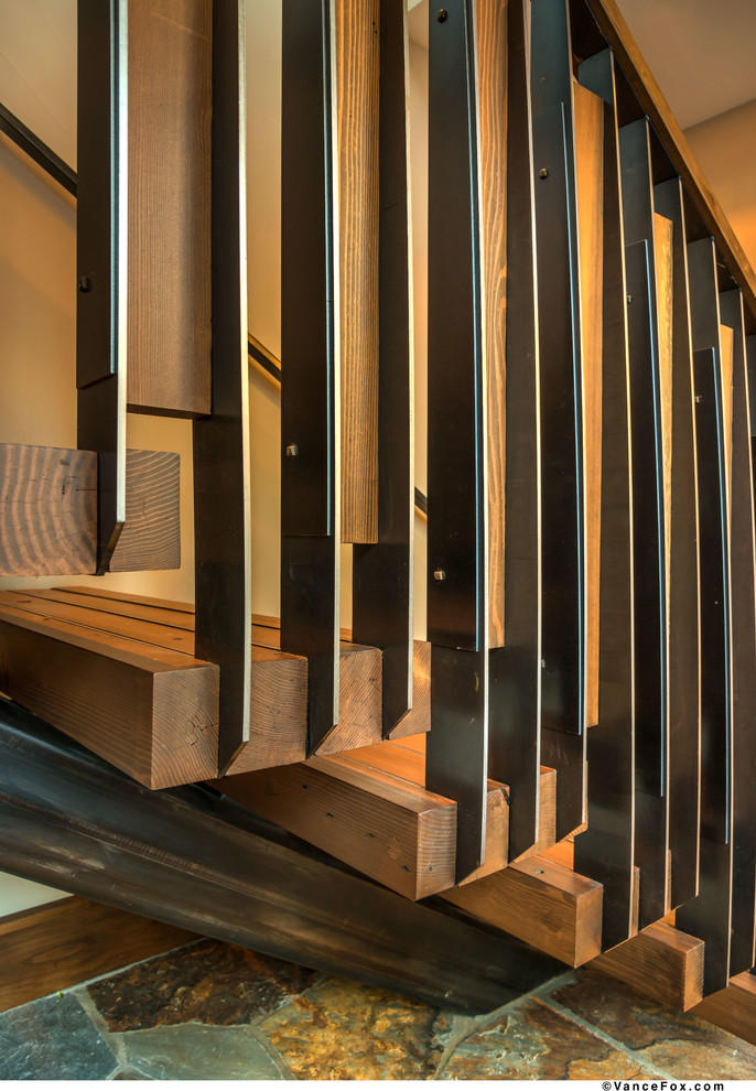 На фото: лестница на больцах, среднего размера в стиле рустика с деревянными ступенями без подступенок