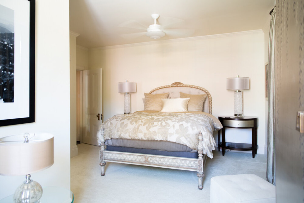 Idee per una camera matrimoniale design di medie dimensioni con moquette, pareti beige e pavimento grigio