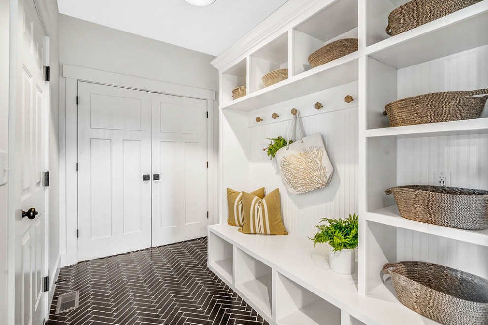 Источник вдохновения для домашнего уюта: тамбур в стиле кантри с белыми стенами, полом из керамической плитки и черным полом