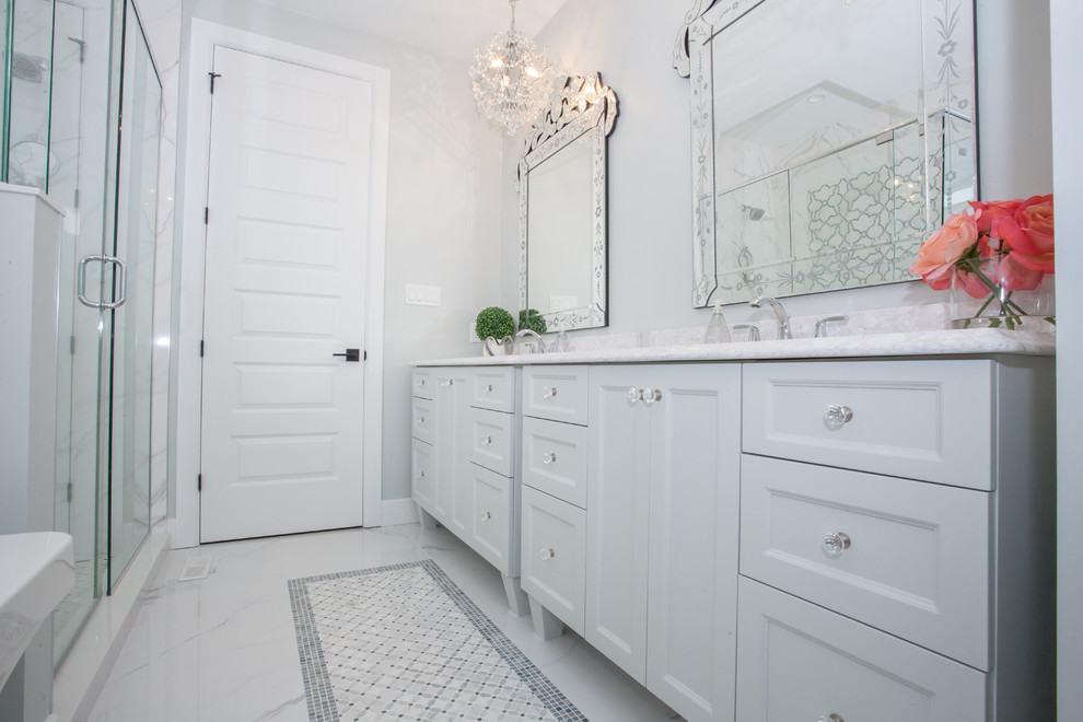 Transitional bathroom photo in Toronto