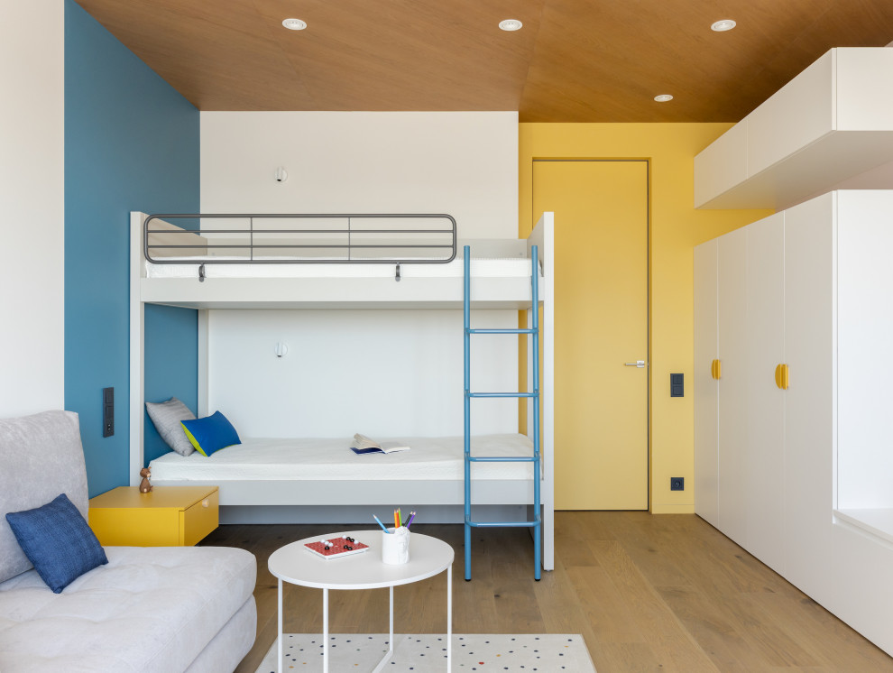 Идея дизайна: нейтральная детская среднего размера в современном стиле с спальным местом, паркетным полом среднего тона и деревянным потолком для ребенка от 4 до 10 лет, двоих детей