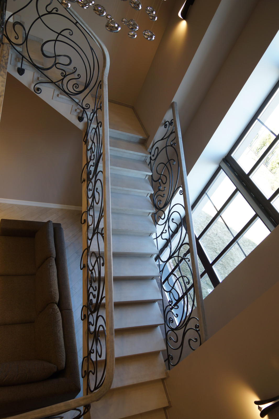 Кованное перильное ограждение в котеджном поселке Онегино