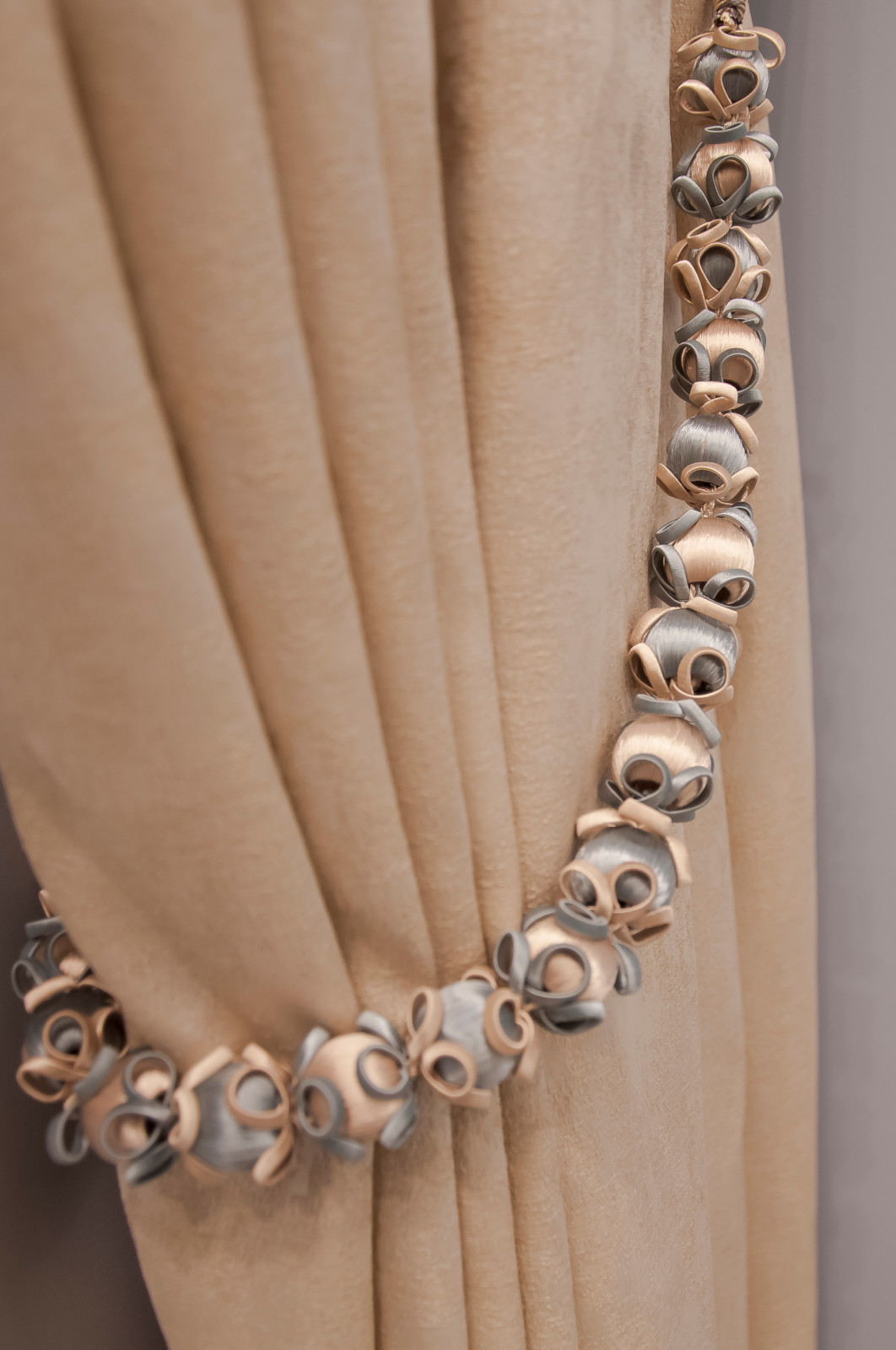 Оформление окна в спальне