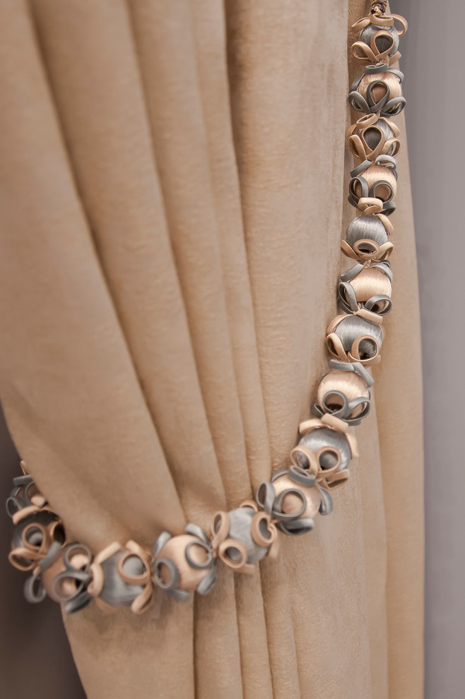 Оформление окна в спальне