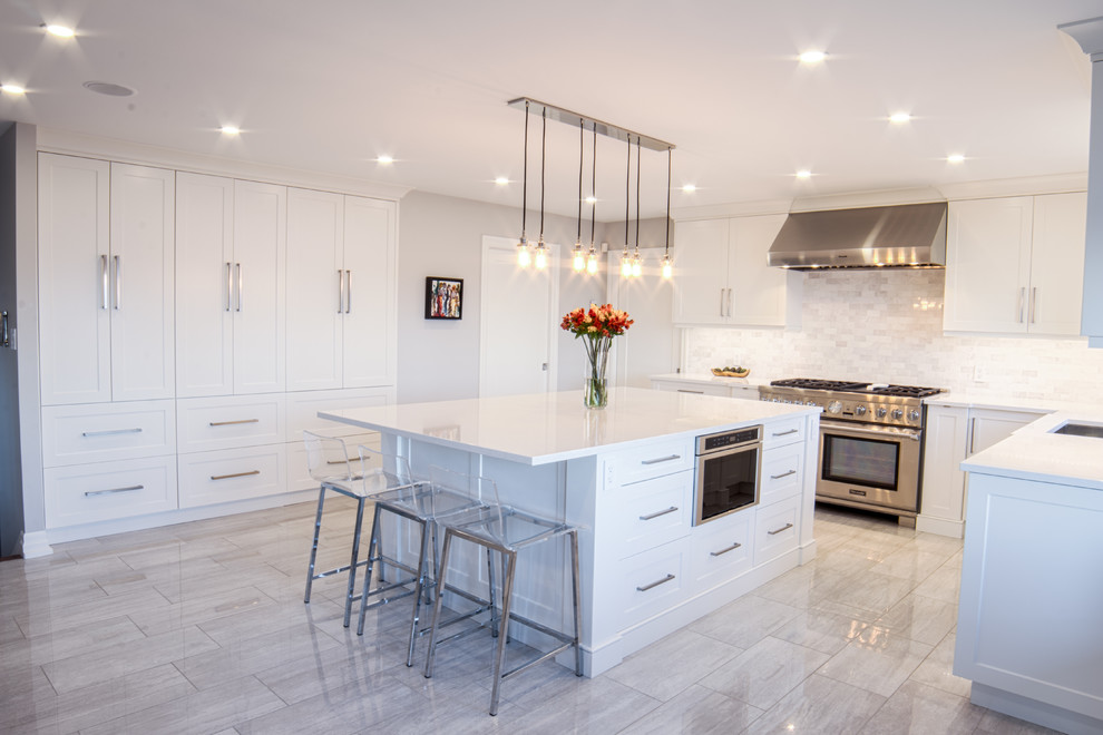 Transitional kitchen photo in Toronto