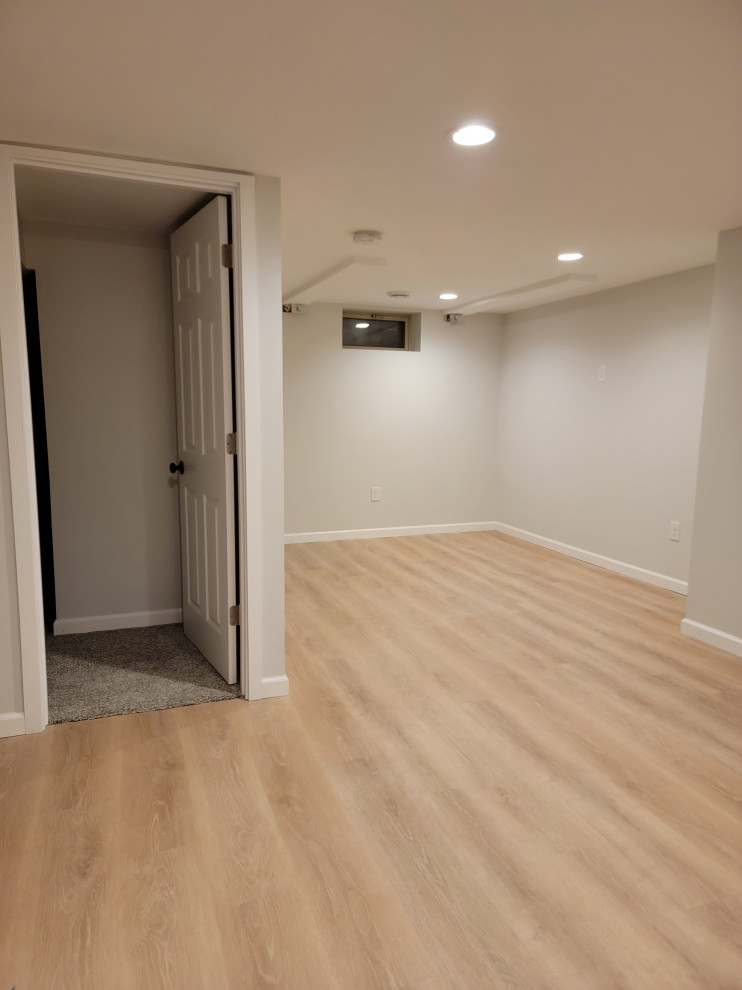 Immagine di un soggiorno minimal di medie dimensioni e aperto con pareti rosse, pavimento in vinile, TV a parete e pavimento beige