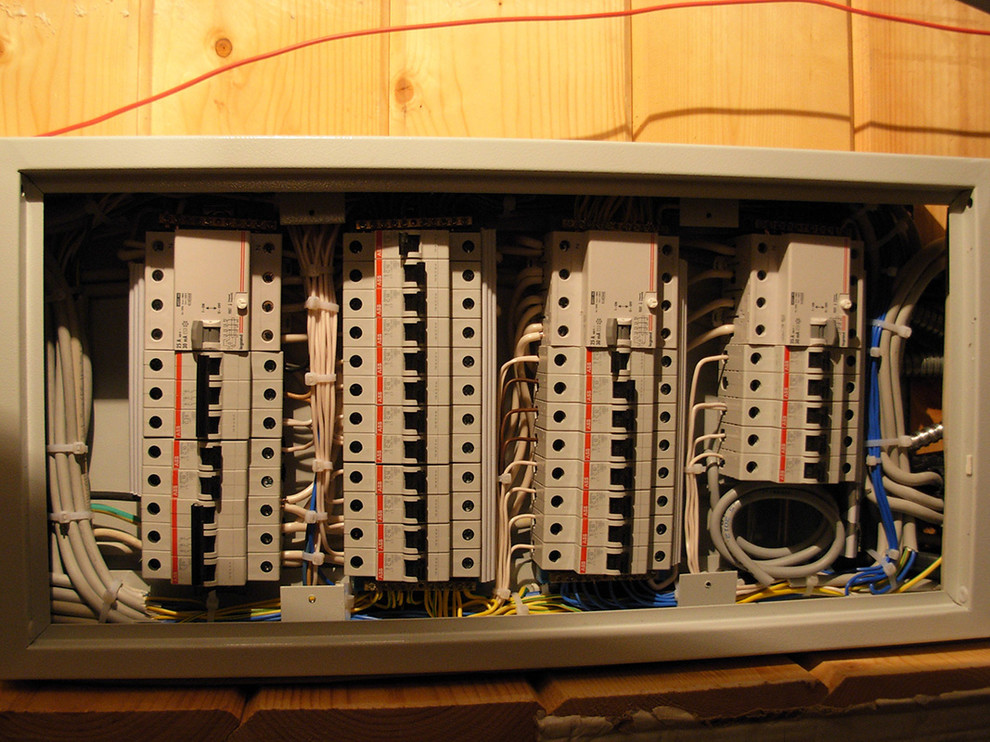 Скрытая электропроводка в деревянном доме из бруса