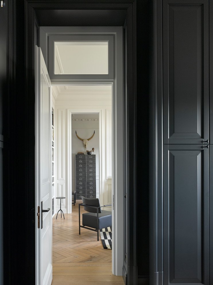 Inspiration for a transitional hallway in Moscow.