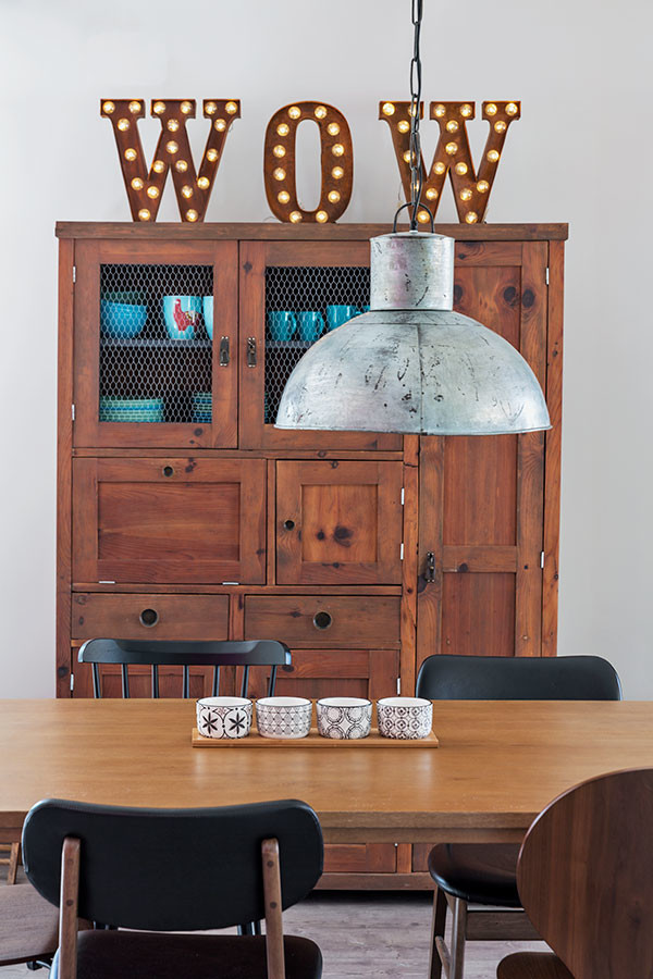 Modelo de comedor nórdico de tamaño medio abierto con paredes beige, suelo laminado y suelo gris