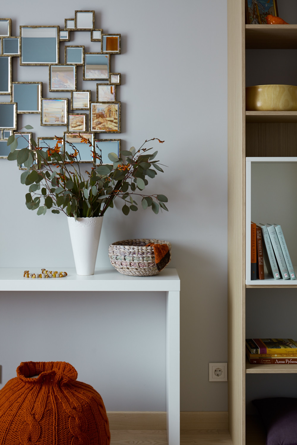 Современная квартира с элементами эко для мамы, дочки и кота