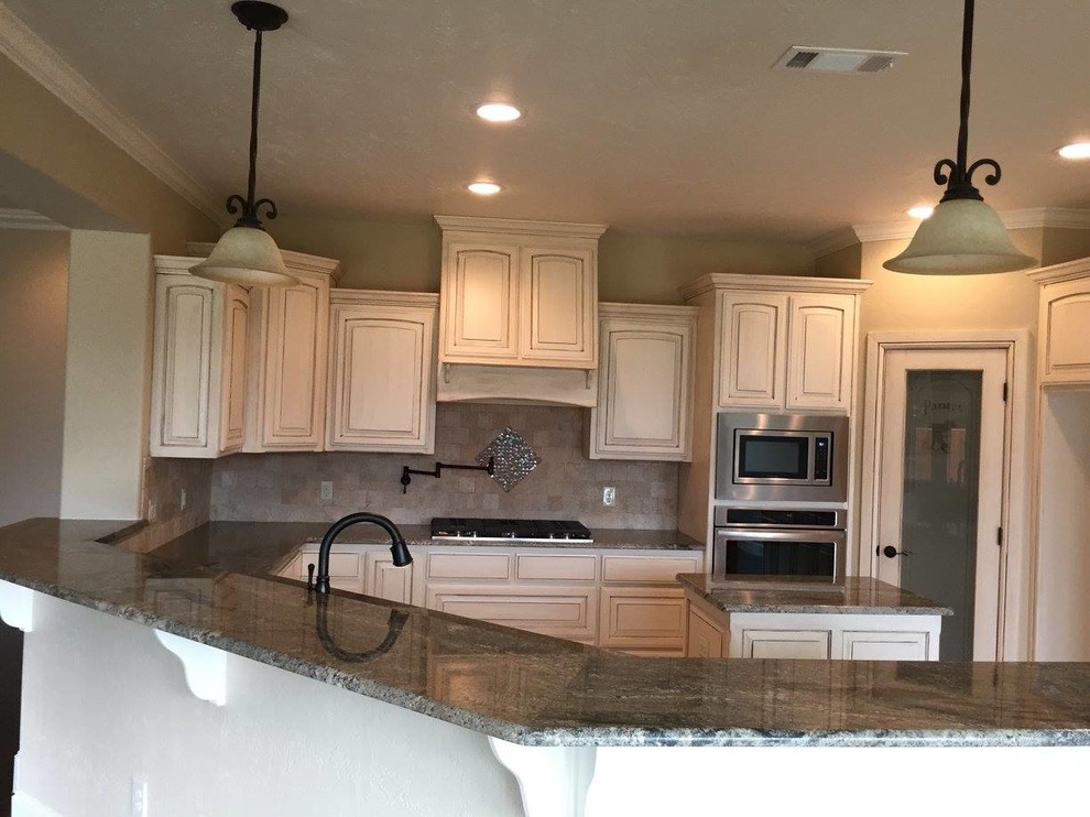 Kitchen - kitchen idea in Austin