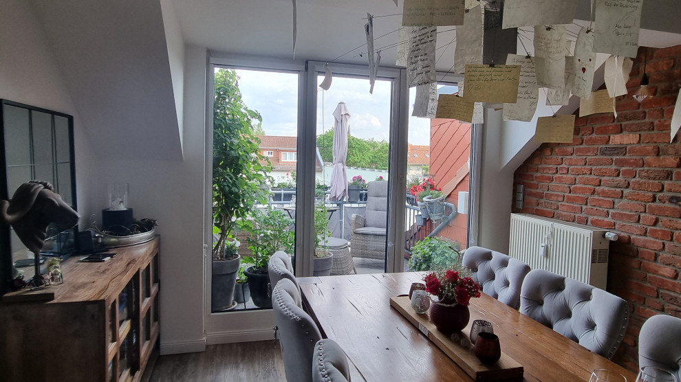 Landhausstil Esszimmer mit grauer Wandfarbe, Vinylboden und Ziegelwänden in Berlin