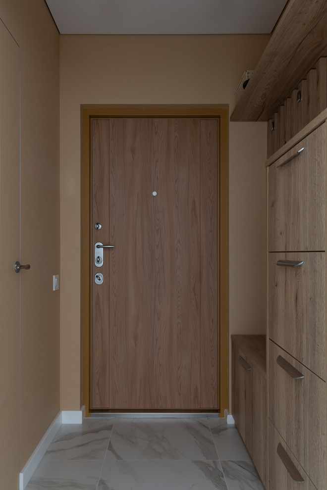 Источник вдохновения для домашнего уюта: узкий коридор среднего размера в современном стиле с коричневыми стенами, полом из керамогранита и серым полом