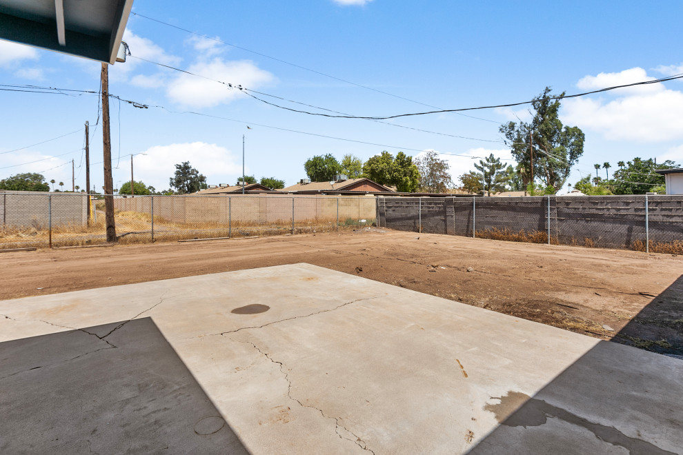Transitional home design photo in Phoenix