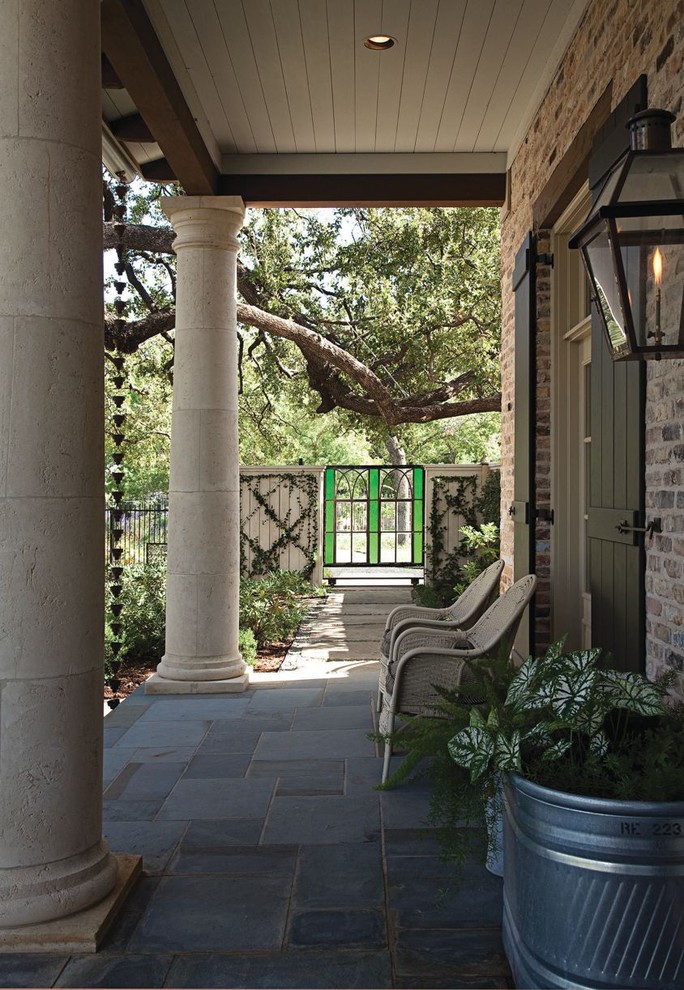 This is an example of an eclectic front yard verandah in Dallas.