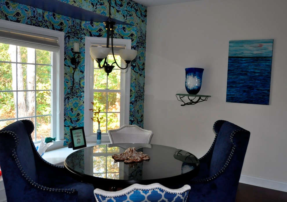 Источник вдохновения для домашнего уюта: изолированная гостиная комната среднего размера в морском стиле с разноцветными стенами, темным паркетным полом и коричневым полом без камина