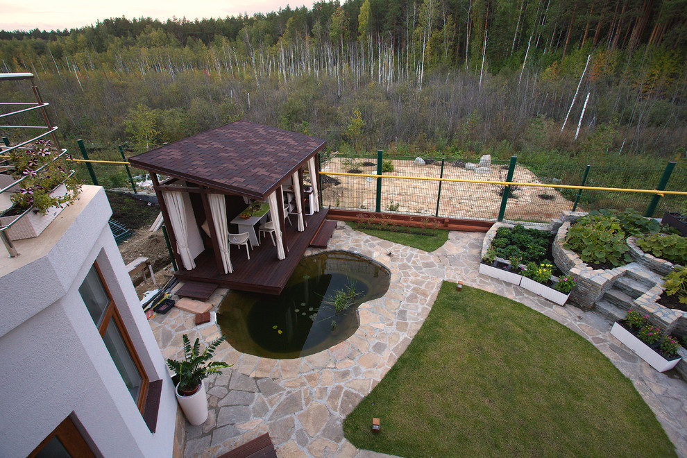 Беседка над прудом