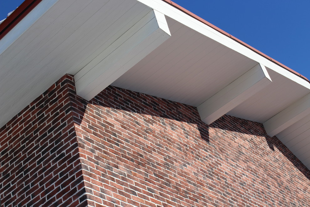 Большой загородный дом с видом на лес.