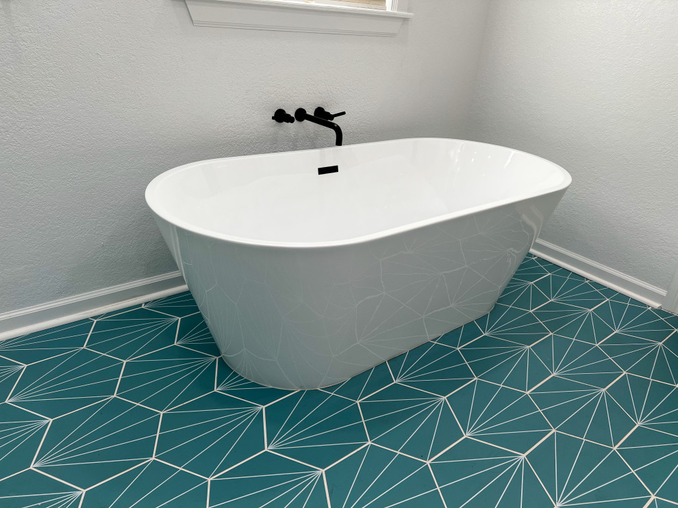 Modelo de cuarto de baño principal minimalista de tamaño medio con paredes blancas, suelo de baldosas de porcelana y suelo turquesa