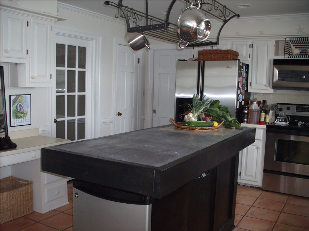 Идея дизайна: кухня среднего размера в стиле шебби-шик с столешницей из бетона и островом