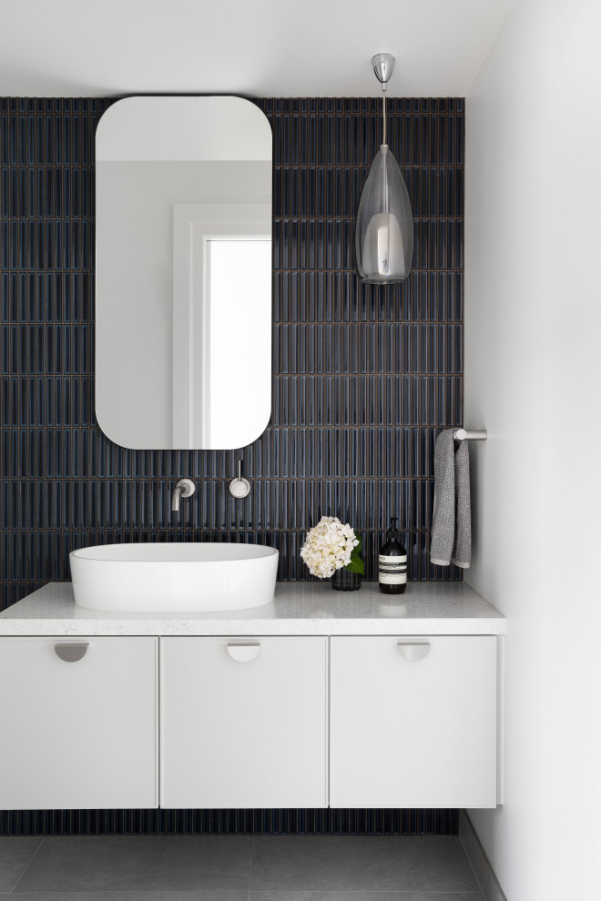 Photo of a contemporary bathroom in Melbourne with a feature wall.
