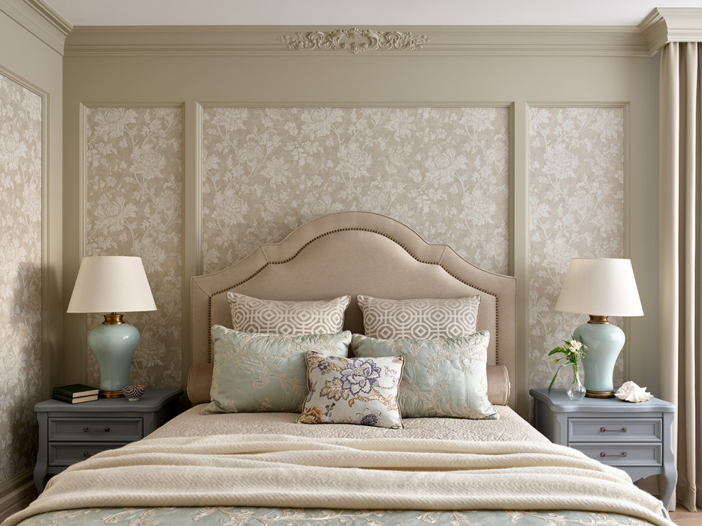 Стильный дизайн: большая хозяйская, серо-белая спальня в классическом стиле с зелеными стенами, полом из ламината, коричневым полом, обоями на стенах и зонированием шторами - последний тренд