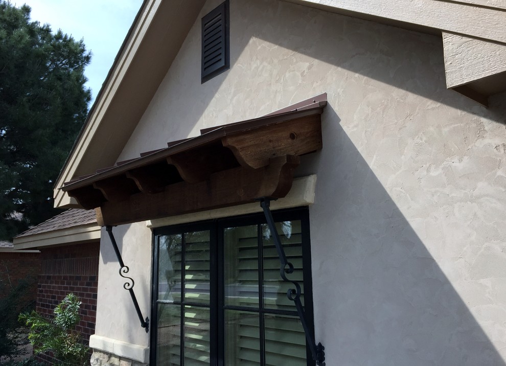 Inspiration for a mid-sized rustic one-story mixed siding beige home design remodel in Austin