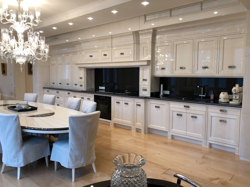 Кухня. Белый шпон «птичий глаз»