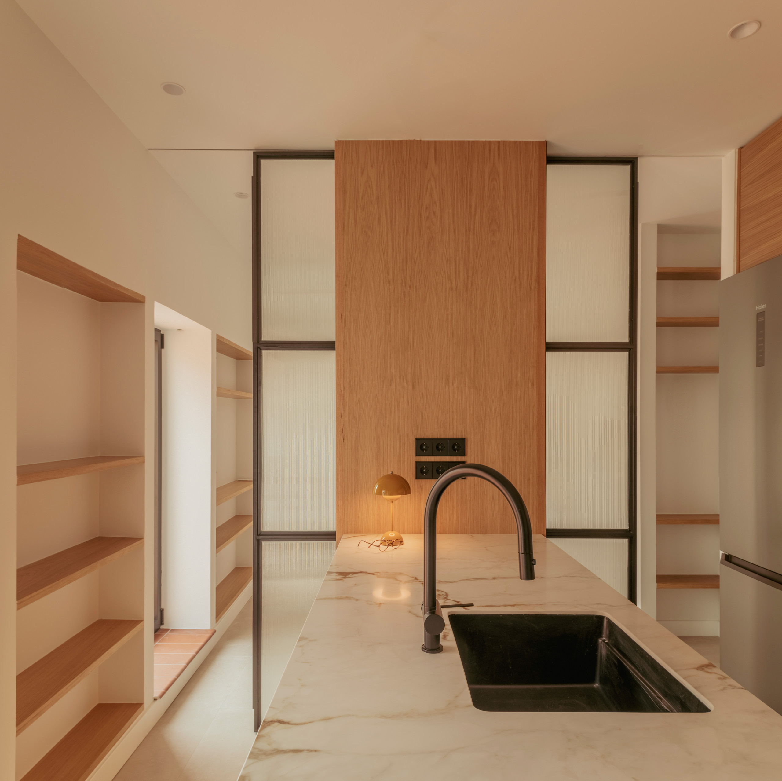 Vista frontal de la isla, con las mamparas semi desplazadas.