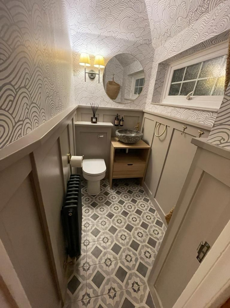 Foto på ett litet vintage toalett, med öppna hyllor, skåp i ljust trä, en toalettstol med hel cisternkåpa, klinkergolv i keramik, träbänkskiva och grått golv