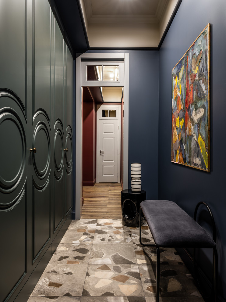Свежая идея для дизайна: коридор в современном стиле с синими стенами и бежевым полом - отличное фото интерьера
