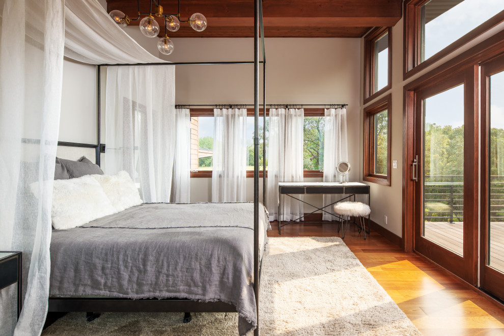 Стильный дизайн: хозяйская спальня среднего размера в стиле рустика с синими стенами, темным паркетным полом и красным полом - последний тренд