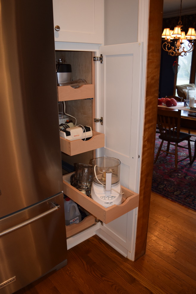 Example of a transitional kitchen design in Columbus
