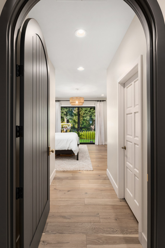 Idée de décoration pour une très grande chambre parentale minimaliste en bois avec un mur blanc, parquet clair, aucune cheminée, un manteau de cheminée en béton, un sol multicolore et un plafond voûté.