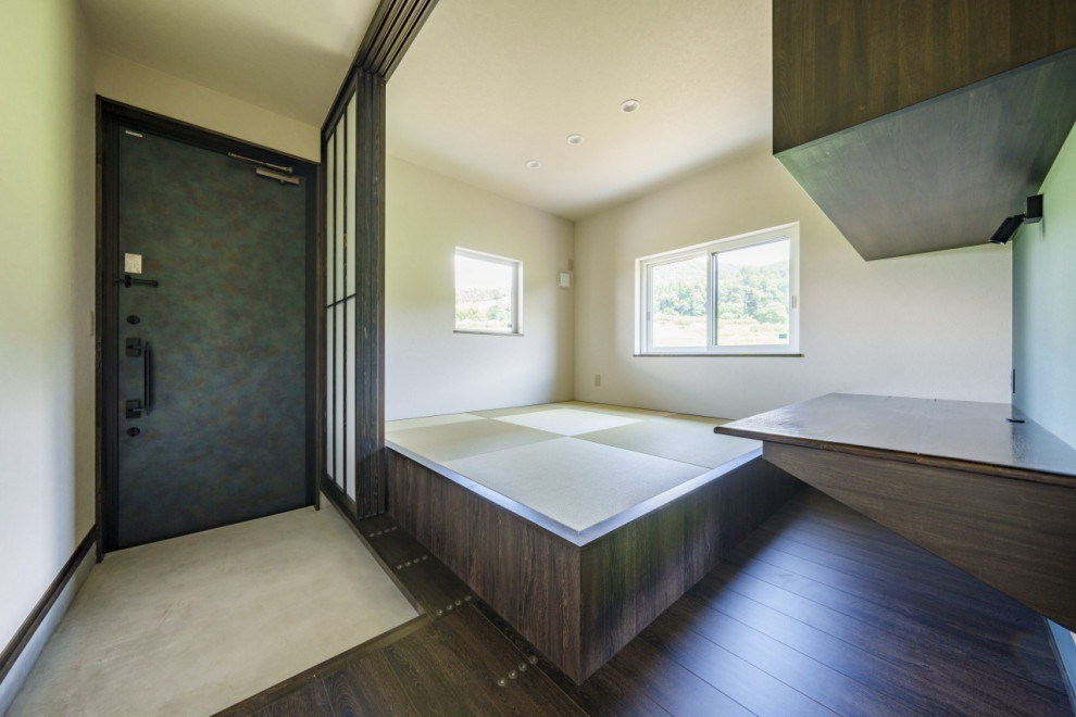 Immagine di un ufficio moderno di medie dimensioni con pareti verdi, pavimento in tatami, scrivania incassata, pavimento verde, soffitto in carta da parati e carta da parati